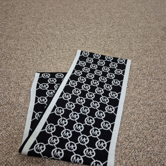 Michael Kors Black and White Scarf/Wrap EUC - Picture 1 of 3